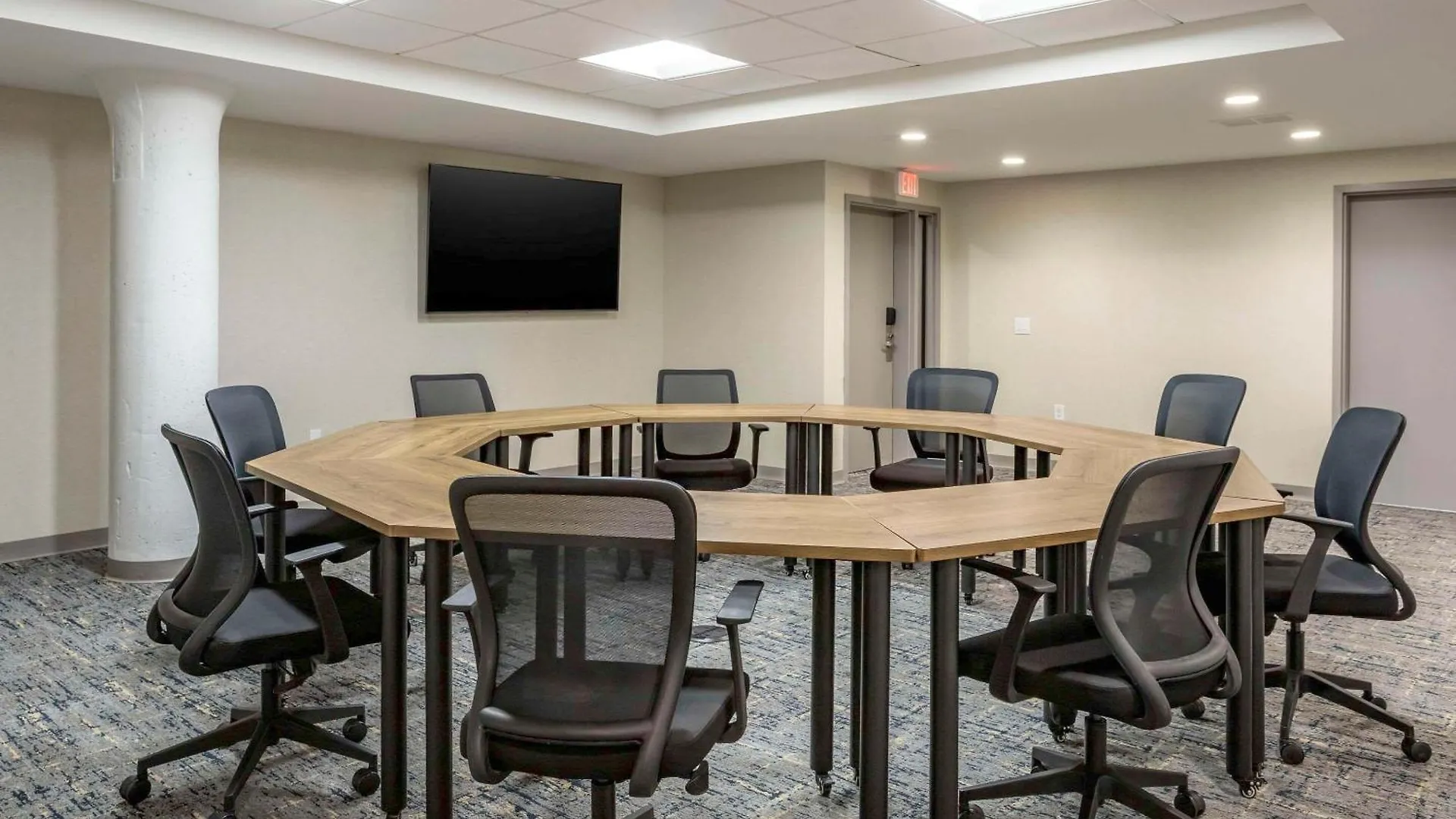 Comfort Inn & Suites Newark Liberty International Airport 2*,