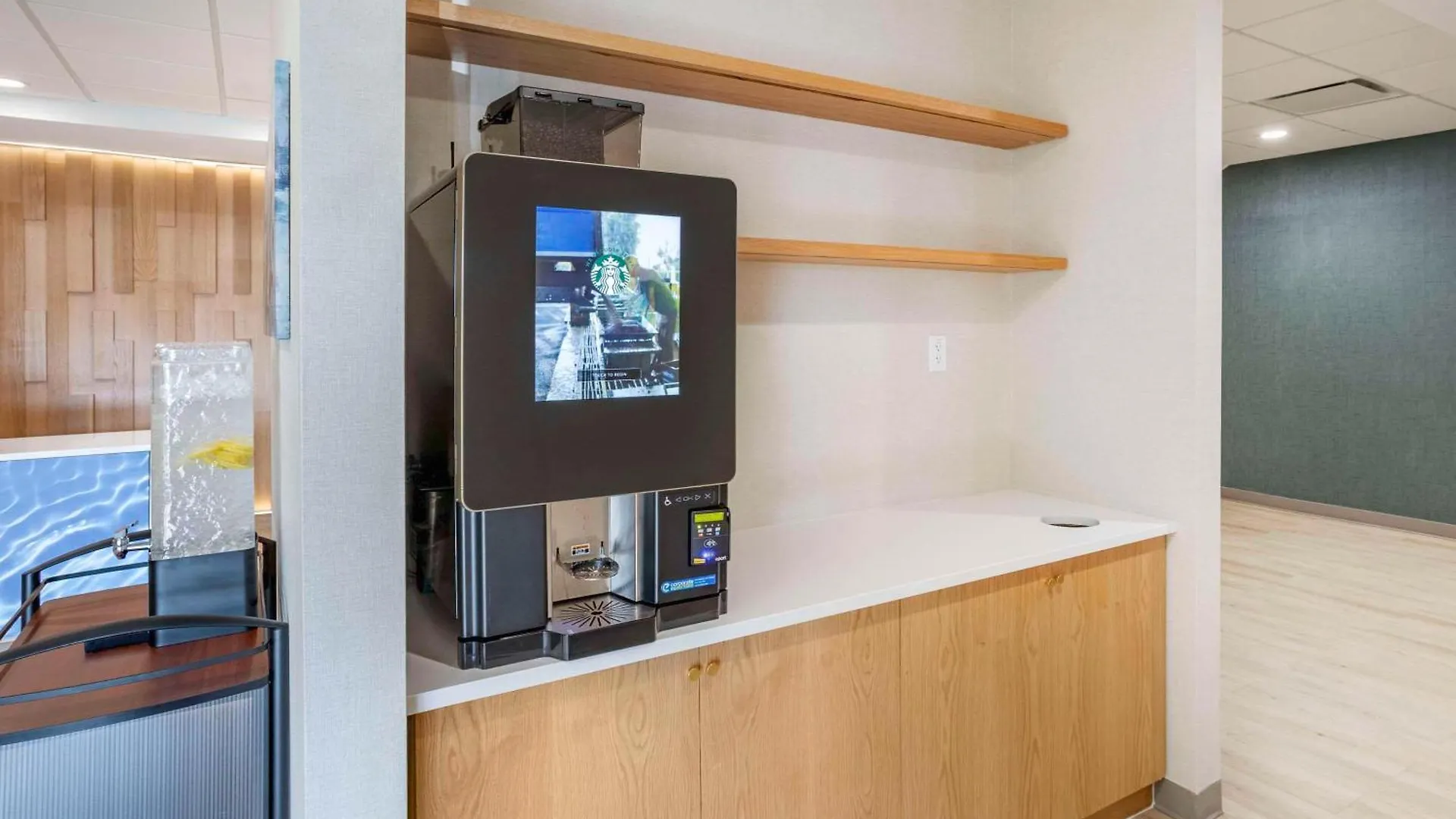 Comfort Inn & Suites Newark Liberty International Airport מלון